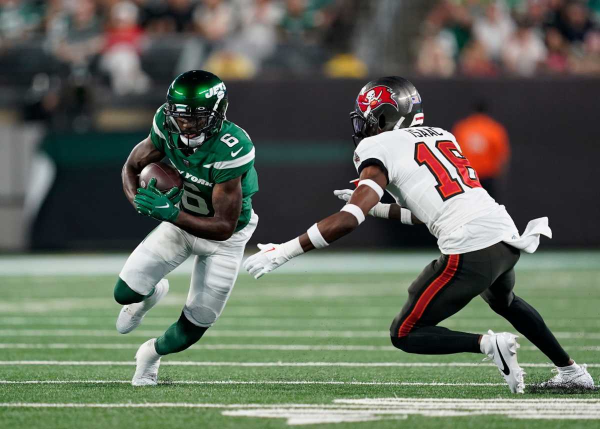 WR Mecole Hardman (6) runs after a catch against the Buccaneers in an NFL Preseason game